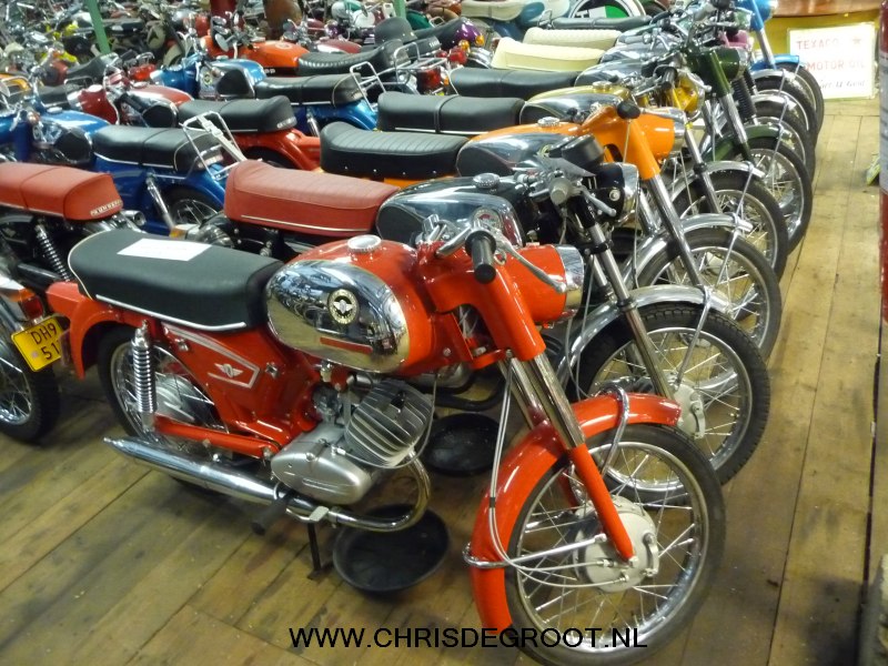 een deel van de verzameling oude Zundapps, Kreidlers, Yamaha's Puchs en italiaanse sportbrommers van Chris de Groot