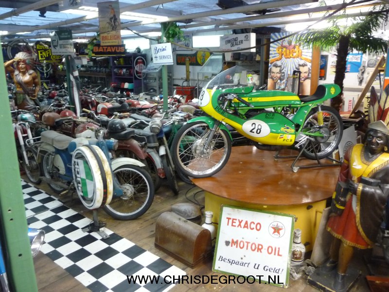 een deel van de verzameling oude Zundapps, Kreidlers, Yamaha's Puchs en italiaanse sportbrommers van Chris de Groot